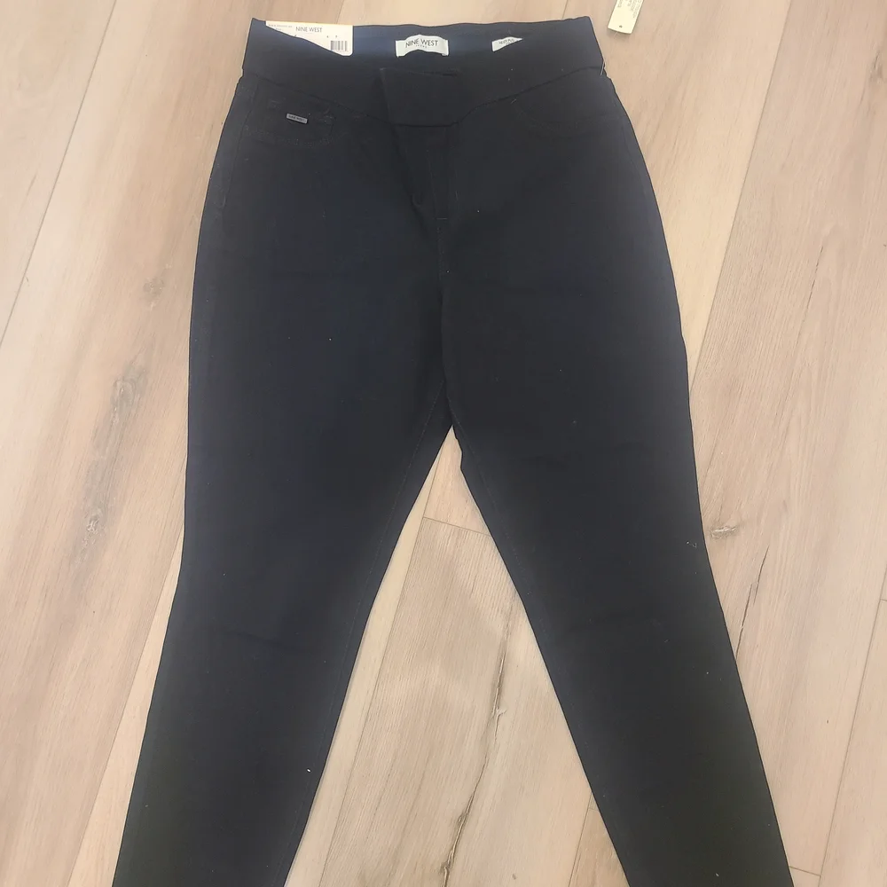 NWT Nine West Black Pull-On Crop Pants - Picture 2 of 5